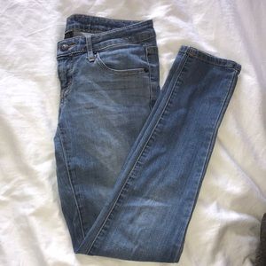 Light wash skinny jean legging!